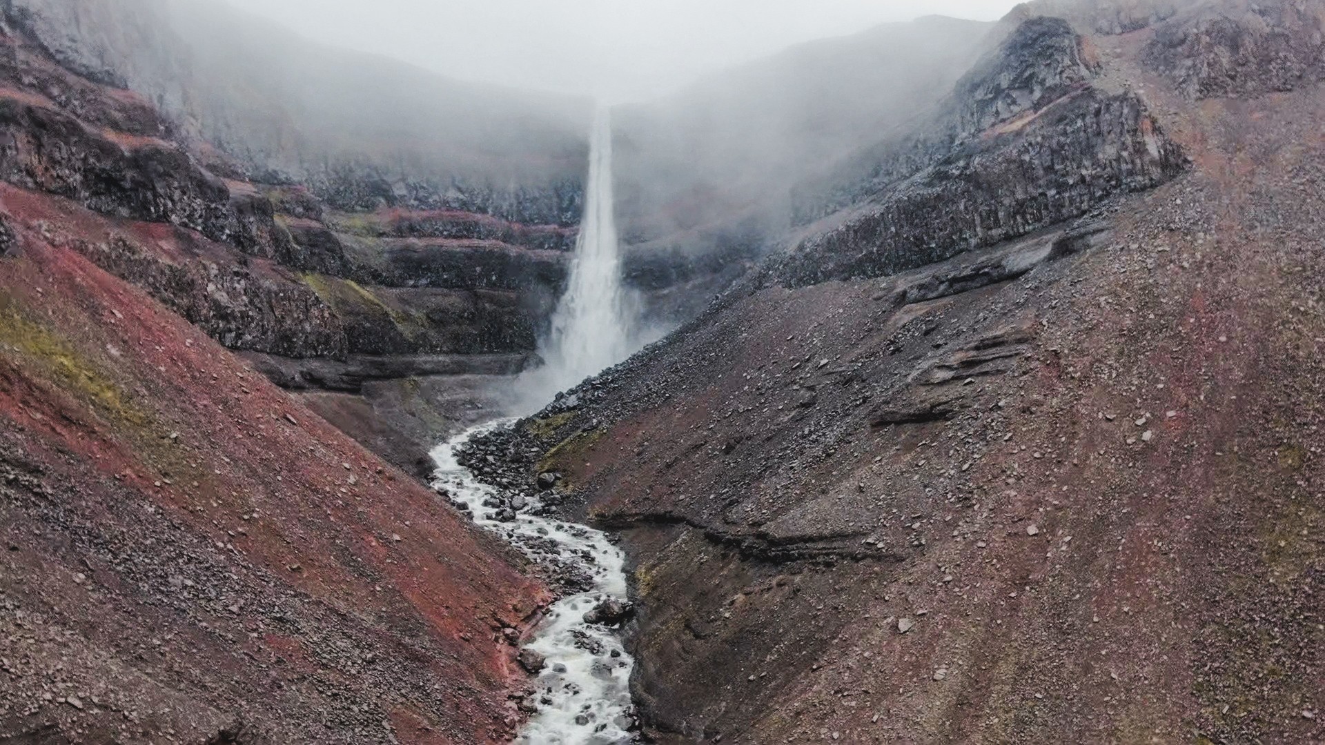 Hengifoss zleva